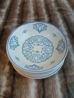 7 petites assiettes creuses Salins France