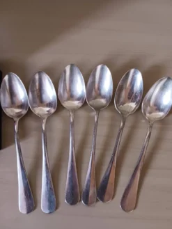 Petites cuillères en métal argenté .