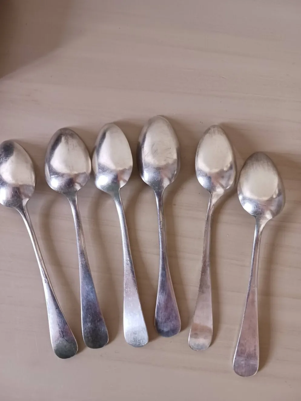 Petites cuillères en métal argenté .