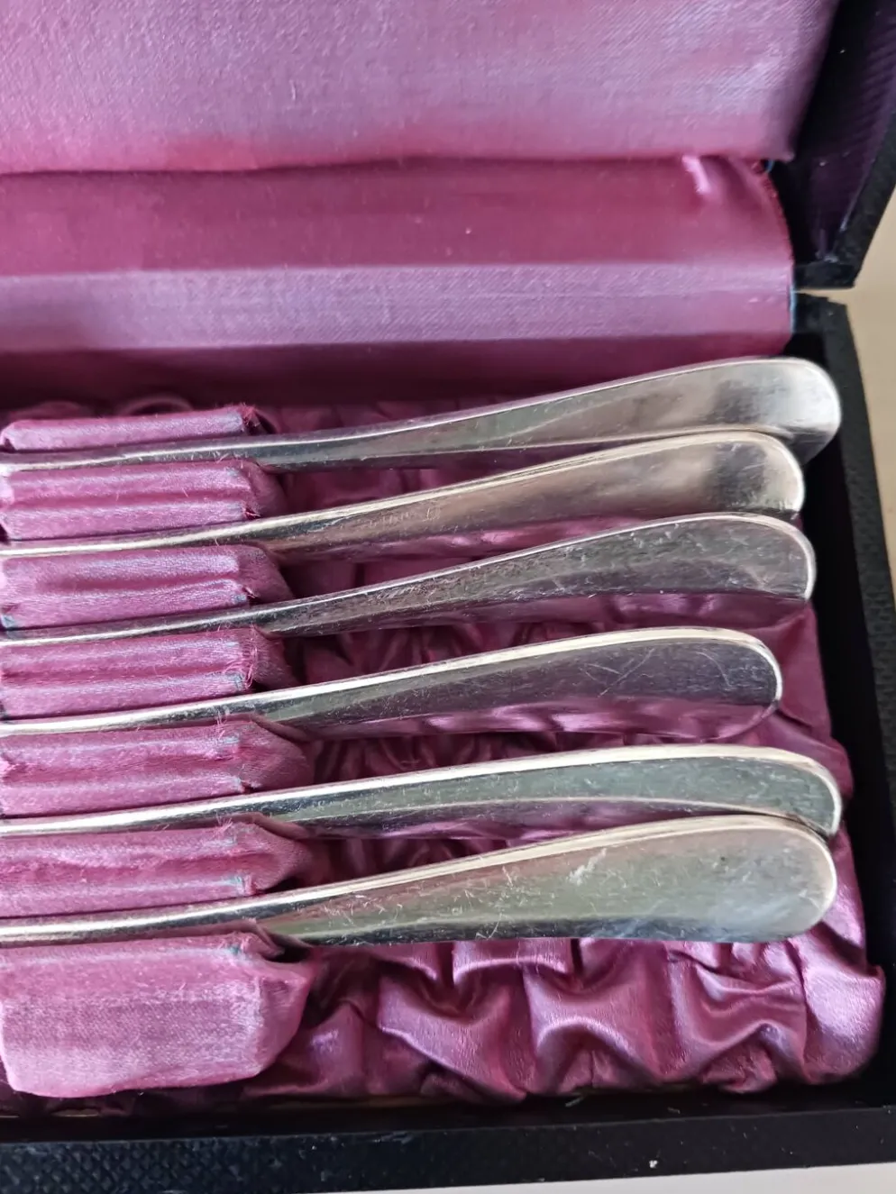 Petites cuillères en métal argenté .