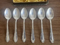 Petites cuillères en métal argenté