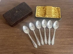Petites cuillères en métal argenté