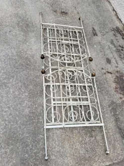 Petite sellette a 2 niveaux en metal et bois 1960