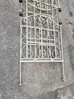 Petite sellette a 2 niveaux en metal et bois 1960