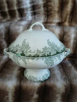 Petite soupière ancienne en Terre de fer