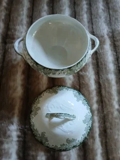 Petite soupière ancienne en Terre de fer