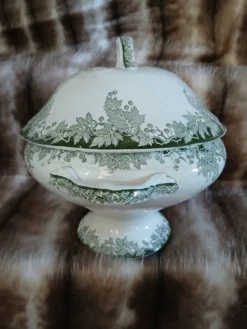 Petite soupière ancienne en Terre de fer