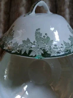 Petite soupière ancienne en Terre de fer
