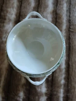 Petite soupière ancienne en Terre de fer