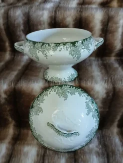Petite soupière ancienne en Terre de fer