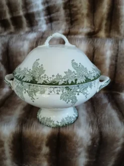 Petite soupière ancienne en Terre de fer