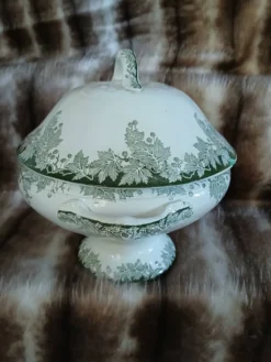 Petite soupière ancienne en Terre de fer