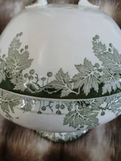 Petite soupière ancienne en Terre de fer