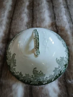 Petite soupière ancienne en Terre de fer