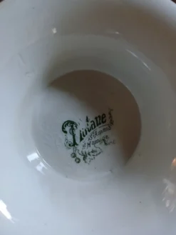 Petite soupière ancienne en Terre de fer