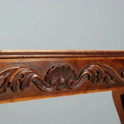 Petite table ancienne en noyer sculpté, Italie, milieu XIXe siècle