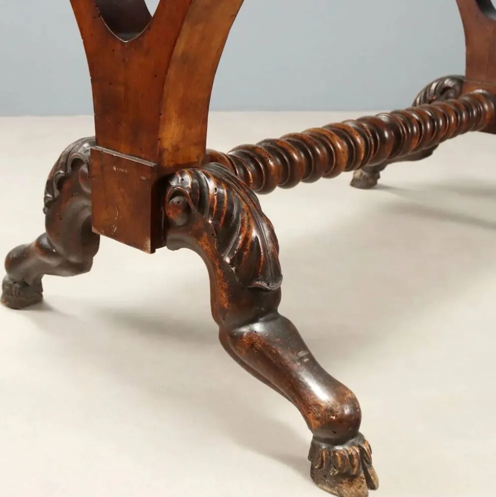 Petite table ancienne en noyer sculpté, Italie, milieu XIXe siècle
