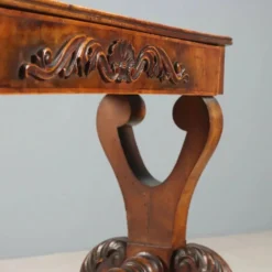 Petite table ancienne en noyer sculpté, Italie, milieu XIXe siècle