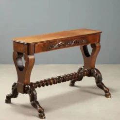 Petite table ancienne en noyer sculpté, Italie, milieu XIXe siècle