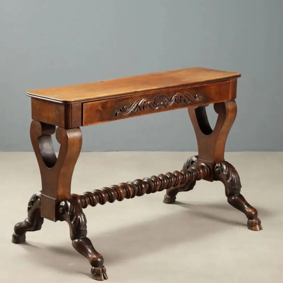 Petite table ancienne en noyer sculpté, Italie, milieu XIXe siècle