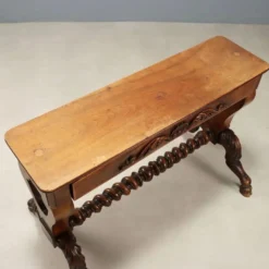 Petite table ancienne en noyer sculpté, Italie, milieu XIXe siècle