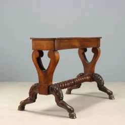 Petite table ancienne en noyer sculpté, Italie, milieu XIXe siècle