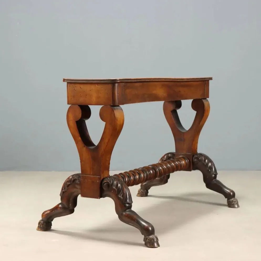 Petite table ancienne en noyer sculpté, Italie, milieu XIXe siècle