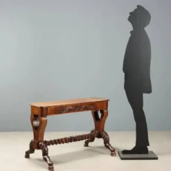 Petite table ancienne en noyer sculpté, Italie, milieu XIXe siècle