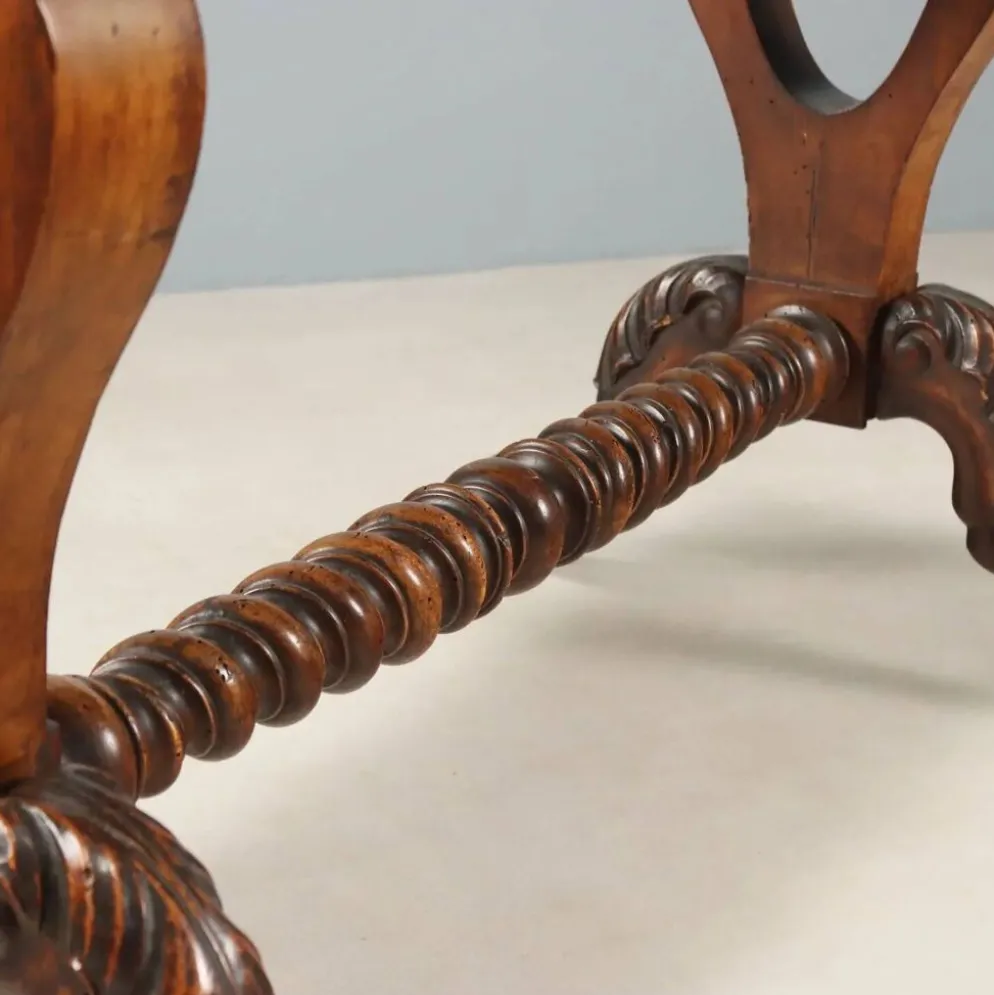 Petite table ancienne en noyer sculpté, Italie, milieu XIXe siècle