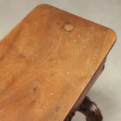 Petite table ancienne en noyer sculpté, Italie, milieu XIXe siècle