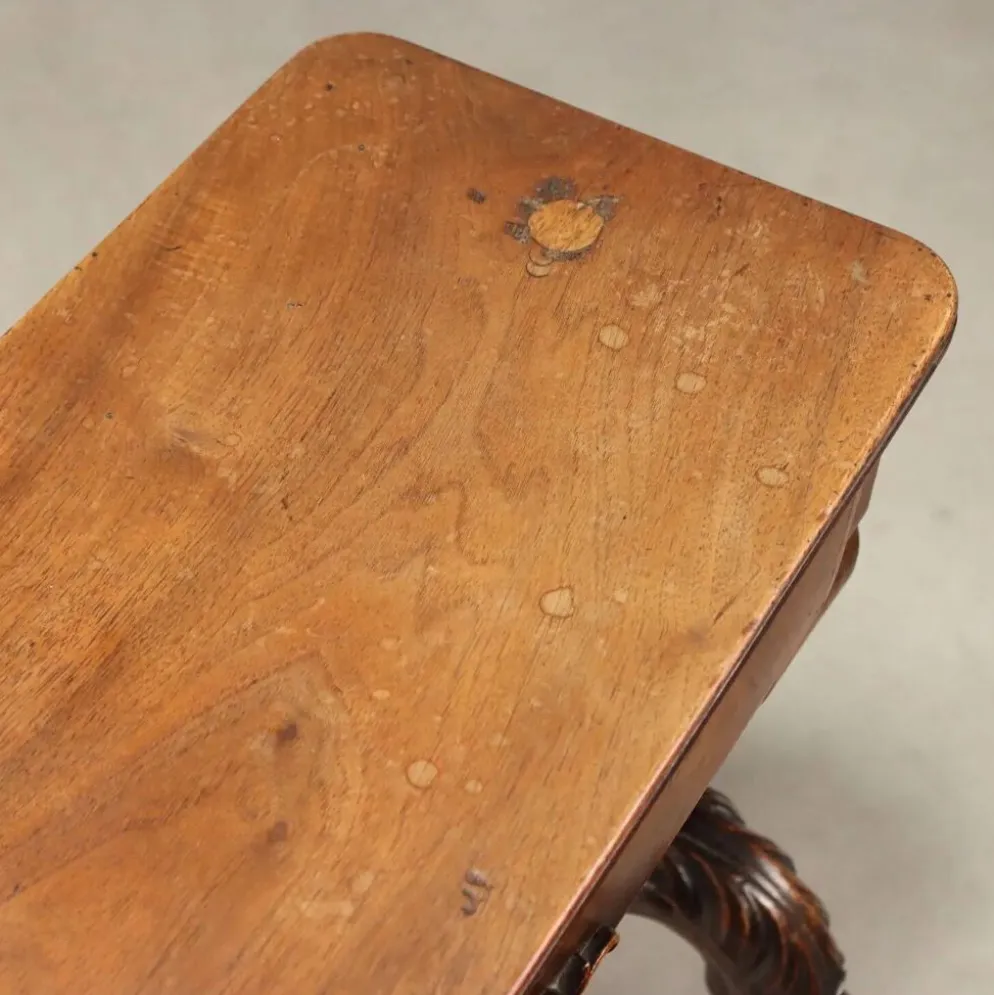 Petite table ancienne en noyer sculpté, Italie, milieu XIXe siècle