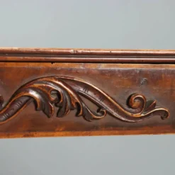 Petite table ancienne en noyer sculpté, Italie, milieu XIXe siècle