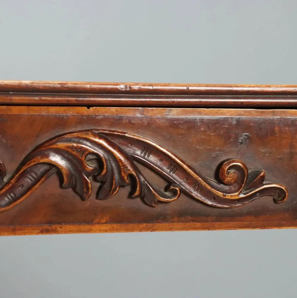 Petite table ancienne en noyer sculpté, Italie, milieu XIXe siècle