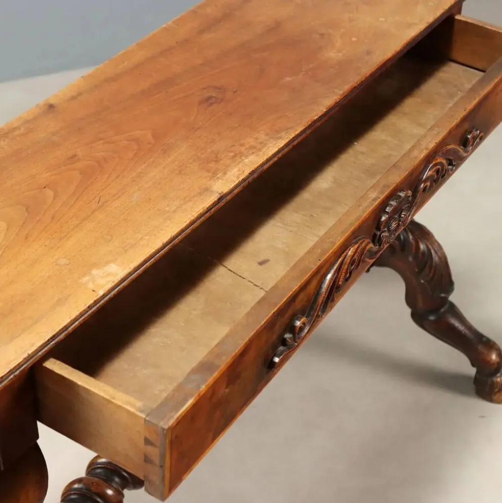 Petite table ancienne en noyer sculpté, Italie, milieu XIXe siècle