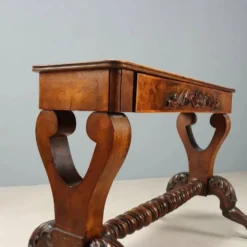Petite table ancienne en noyer sculpté, Italie, milieu XIXe siècle