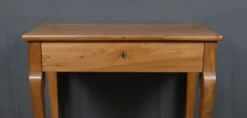 Petite table console en noyer, époque Restauration – début XIXe