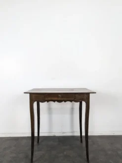 Petite table à écrire Louis XV en noyer à un tiroir