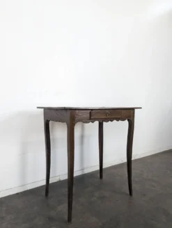 Petite table à écrire Louis XV en noyer à un tiroir