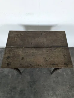 Petite table à écrire Louis XV en noyer à un tiroir