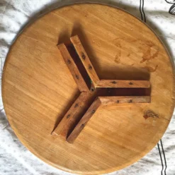 Petite table d’appoint ancienne – bois sculpté et marqueterie