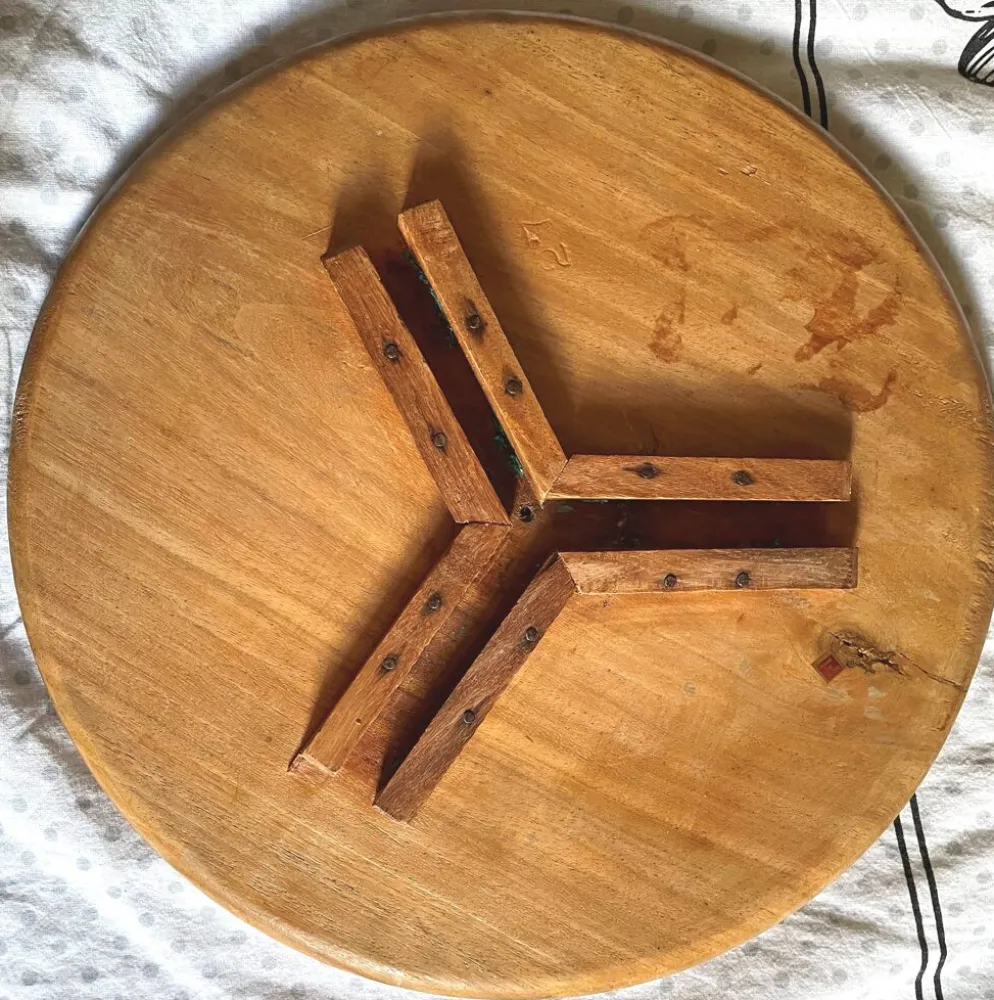 Petite table d’appoint ancienne – bois sculpté et marqueterie