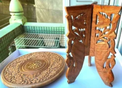 Petite table d’appoint ancienne – bois sculpté et marqueterie