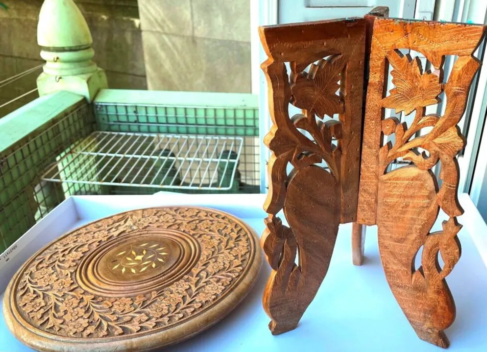 Petite table d’appoint ancienne – bois sculpté et marqueterie