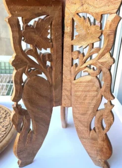 Petite table d’appoint ancienne – bois sculpté et marqueterie