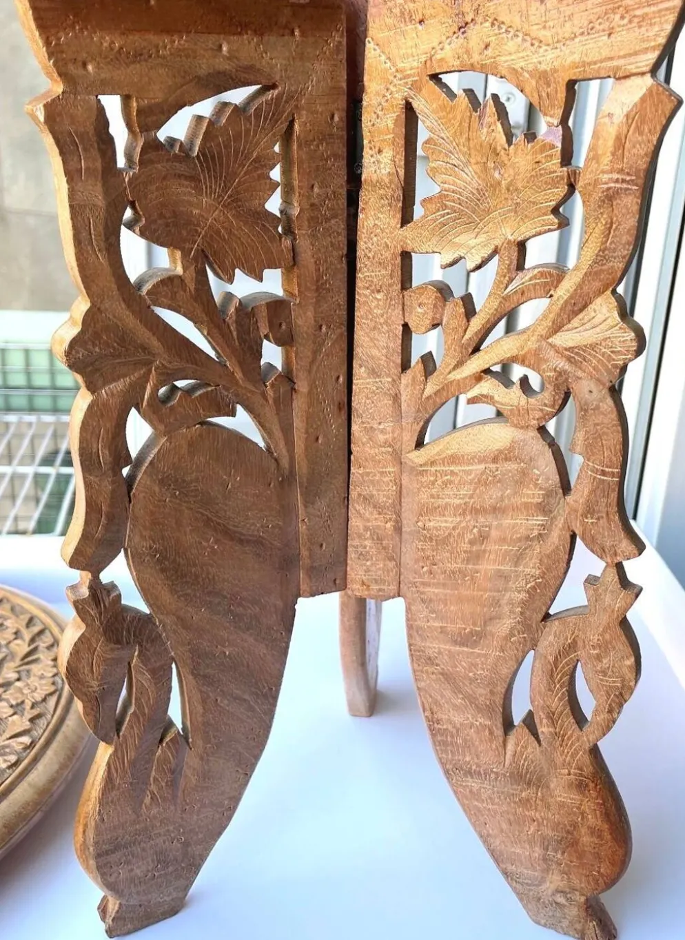 Petite table d’appoint ancienne – bois sculpté et marqueterie