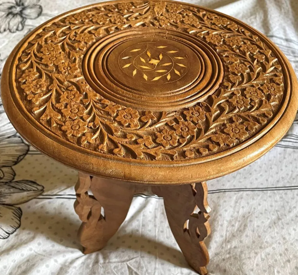 Petite table d’appoint ancienne – bois sculpté et marqueterie