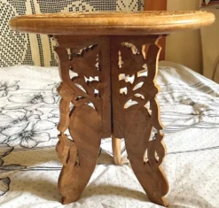 Petite table d’appoint ancienne – bois sculpté et marqueterie