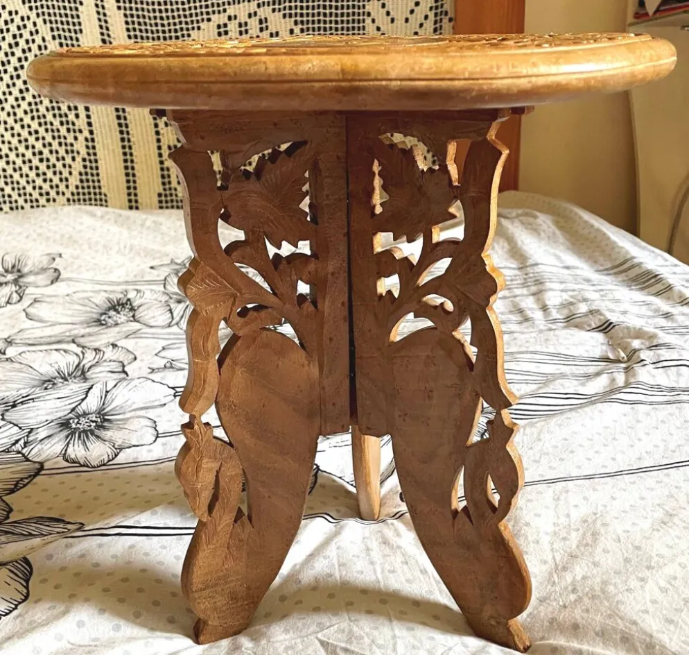 Petite table d’appoint ancienne – bois sculpté et marqueterie