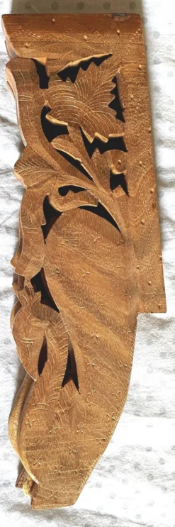 Petite table d’appoint ancienne – bois sculpté et marqueterie