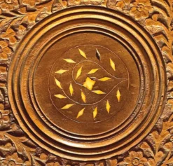 Petite table d’appoint ancienne – bois sculpté et marqueterie